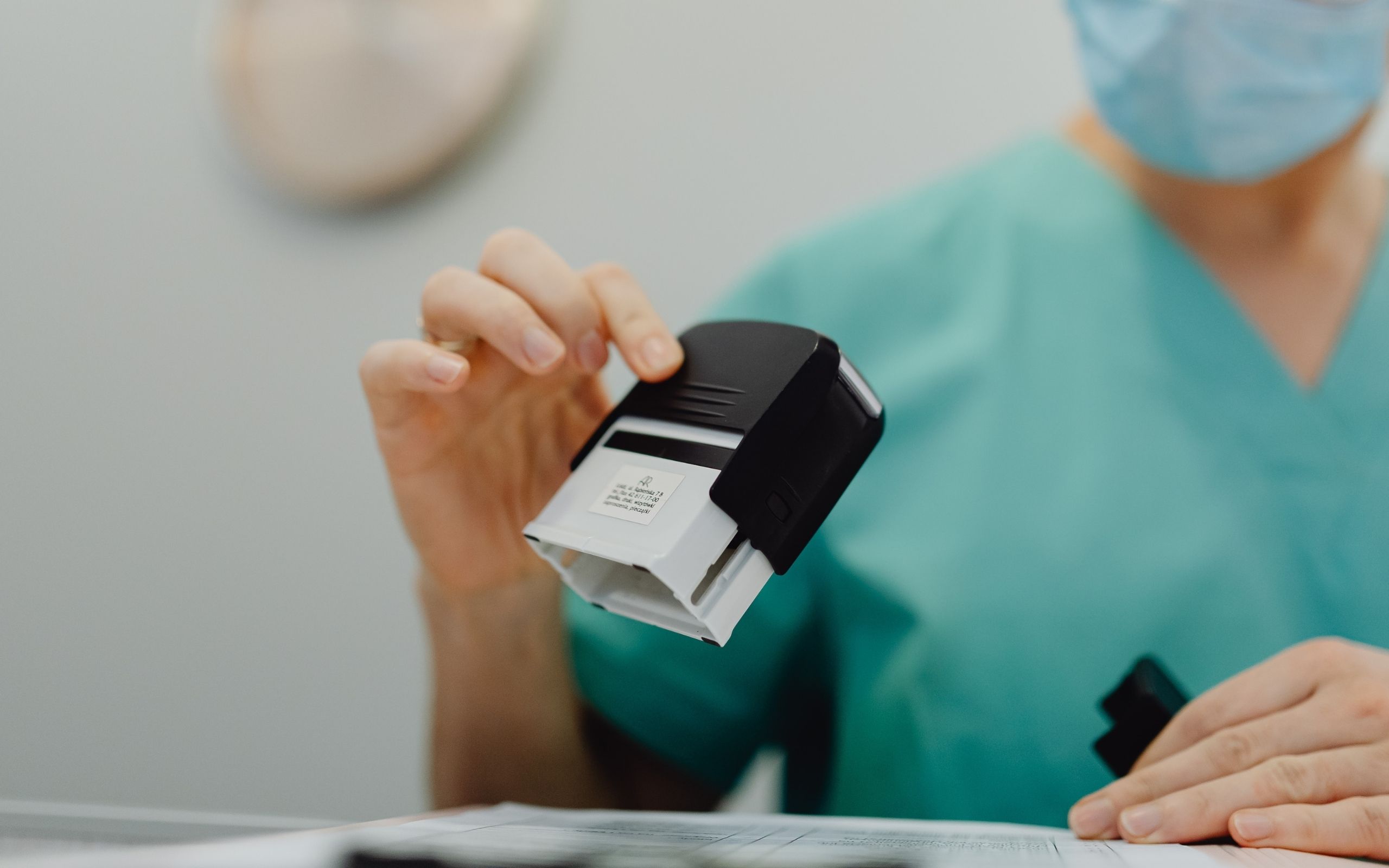 лікар медицини праці видає санітарну книжку в Польщі