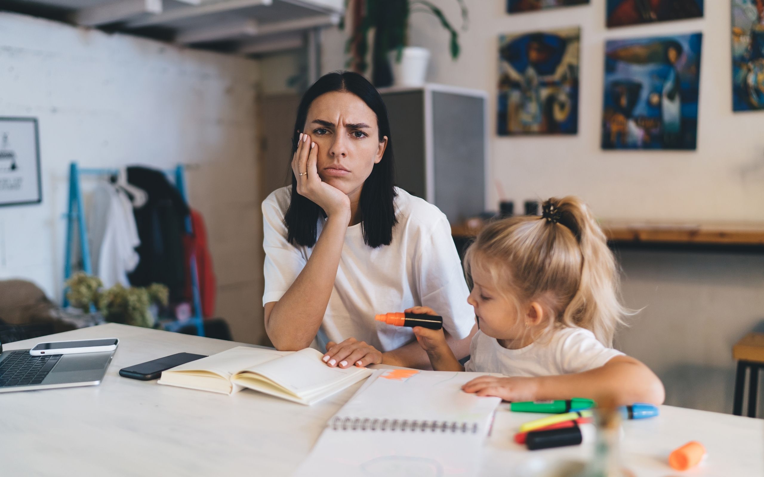родителям сложно совмещать уход за детьми с работой