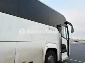 Водитель автобуса на развозке работников 