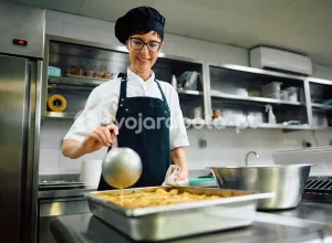 Кухар у приморському готелі