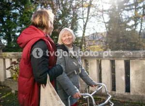 Опекун по уходу за пожилыми людьми
