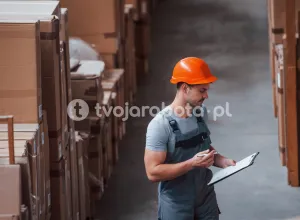 Работник склада
