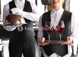 Официант в приморском отеле