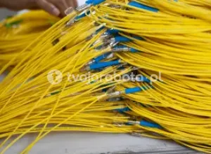 Працівник на прокладці оптоволоконних ліній