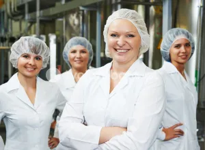 Работник на переработке кур