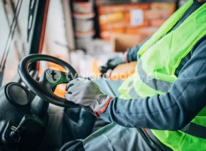 Оператор погрузчика на складе