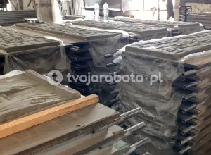 Робітник на виробництві бетонних огорож