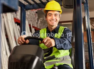 Оператор погрузчика на складе в Голландии