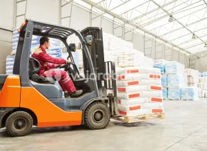 Работник склада с UDT