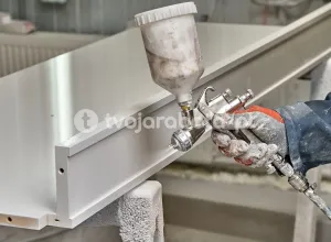 Работник по окраске и демонтаже мебели