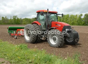 Тракторист у розпліднику  рослин