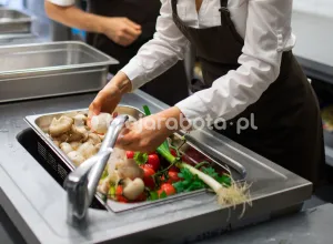Помічник на кухні в готелі
