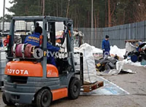 Робітник на завод переробки сміття