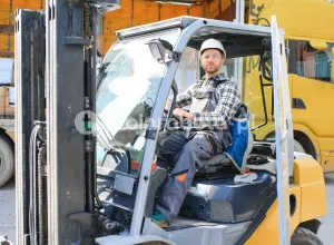 Оператор погрузчика на складе