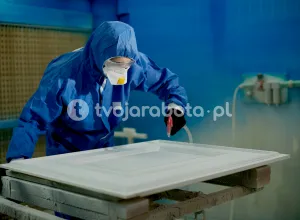 Працівник порошкового фарбування та демонтажу меблів