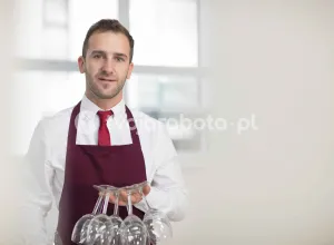 Официант в приморском отеле