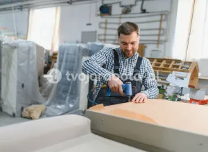 Рабочий на производстве диванов