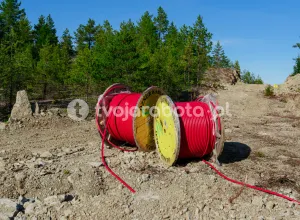 Робітник на прокладанні оптоволокна