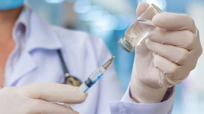 Медсовет Польши рекомендует рассмотреть вопрос о вакцинации третьей дозой
