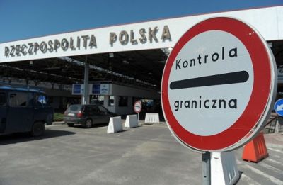 Огромные очередя на границе с Польшей
